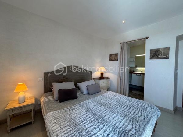 Offrez-vous un cadre de vie unique au cœur de Bonifacio. Découvrez ce superbe appartement lumineux de 2 suites parentales, offrant une vue panoramique imprenable sur la Méditerranée. Un bien alliant élégance, confort et emplacement privilégié, idéal en résidence principale, secondaire ou pour un investissement locatif haut de gamme.

Les atouts qui font la différence

✨ Vue exceptionnelle sur la mer depuis les pièces de vie et une des suites..

🛁 2 salles de bain modernes pour un confort optimal.

🍽️ Cuisine entièrement équipée, ouverte sur un spacieux séjour baigné de lumière.

🌅 Grand espace de vie avec larges baies vitrées offrant un panorama spectaculaire.

🧺 Climatisation, lave-linge, sèche-linge, nombreux équipements : aucun travaux à prévoir.

📍 Emplacement recherché, au coeur de la citadelle, proche du port, des restaurants, des commerces et des plus belles plages de Bonifacio.

Un véritable investissement

Que vous recherchiez un pied-à-terre en Corse ou un bien à forte rentabilité saisonnière, cet appartement répond à toutes les attentes grâce à son emplacement exceptionnel et à ses prestations de qualité.

En exclusivité : possibilité d'acquérir une cave

Un véritable atout supplémentaire : une cave située juste en face de l'appartement est également proposée à la vente. Idéale pour stocker vélos, matériel nautique, valises ou effets personnels, elle apporte un confort rare en centre-ville.

Ne laissez pas passer cette opportunité !

Les biens offrant une telle vue et une telle localisation sont particulièrement recherchés à Bonifacio.

Contactez-nous dès aujourd'hui pour organiser une visite et découvrir ce bien d'exception.