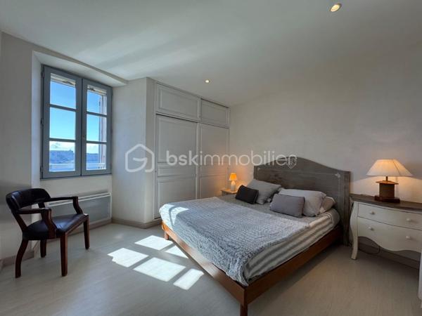 Offrez-vous un cadre de vie unique au cœur de Bonifacio. Découvrez ce superbe appartement lumineux de 2 suites parentales, offrant une vue panoramique imprenable sur la Méditerranée. Un bien alliant élégance, confort et emplacement privilégié, idéal en résidence principale, secondaire ou pour un investissement locatif haut de gamme.

Les atouts qui font la différence

✨ Vue exceptionnelle sur la mer depuis les pièces de vie et une des suites..

🛁 2 salles de bain modernes pour un confort optimal.

🍽️ Cuisine entièrement équipée, ouverte sur un spacieux séjour baigné de lumière.

🌅 Grand espace de vie avec larges baies vitrées offrant un panorama spectaculaire.

🧺 Climatisation, lave-linge, sèche-linge, nombreux équipements : aucun travaux à prévoir.

📍 Emplacement recherché, au coeur de la citadelle, proche du port, des restaurants, des commerces et des plus belles plages de Bonifacio.

Un véritable investissement

Que vous recherchiez un pied-à-terre en Corse ou un bien à forte rentabilité saisonnière, cet appartement répond à toutes les attentes grâce à son emplacement exceptionnel et à ses prestations de qualité.

En exclusivité : possibilité d'acquérir une cave

Un véritable atout supplémentaire : une cave située juste en face de l'appartement est également proposée à la vente. Idéale pour stocker vélos, matériel nautique, valises ou effets personnels, elle apporte un confort rare en centre-ville.

Ne laissez pas passer cette opportunité !

Les biens offrant une telle vue et une telle localisation sont particulièrement recherchés à Bonifacio.

Contactez-nous dès aujourd'hui pour organiser une visite et découvrir ce bien d'exception.