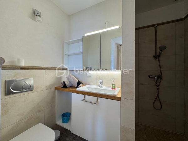 Offrez-vous un cadre de vie unique au cœur de Bonifacio. Découvrez ce superbe appartement lumineux de 2 suites parentales, offrant une vue panoramique imprenable sur la Méditerranée. Un bien alliant élégance, confort et emplacement privilégié, idéal en résidence principale, secondaire ou pour un investissement locatif haut de gamme.

Les atouts qui font la différence

✨ Vue exceptionnelle sur la mer depuis les pièces de vie et une des suites..

🛁 2 salles de bain modernes pour un confort optimal.

🍽️ Cuisine entièrement équipée, ouverte sur un spacieux séjour baigné de lumière.

🌅 Grand espace de vie avec larges baies vitrées offrant un panorama spectaculaire.

🧺 Climatisation, lave-linge, sèche-linge, nombreux équipements : aucun travaux à prévoir.

📍 Emplacement recherché, au coeur de la citadelle, proche du port, des restaurants, des commerces et des plus belles plages de Bonifacio.

Un véritable investissement

Que vous recherchiez un pied-à-terre en Corse ou un bien à forte rentabilité saisonnière, cet appartement répond à toutes les attentes grâce à son emplacement exceptionnel et à ses prestations de qualité.

En exclusivité : possibilité d'acquérir une cave

Un véritable atout supplémentaire : une cave située juste en face de l'appartement est également proposée à la vente. Idéale pour stocker vélos, matériel nautique, valises ou effets personnels, elle apporte un confort rare en centre-ville.

Ne laissez pas passer cette opportunité !

Les biens offrant une telle vue et une telle localisation sont particulièrement recherchés à Bonifacio.

Contactez-nous dès aujourd'hui pour organiser une visite et découvrir ce bien d'exception.
