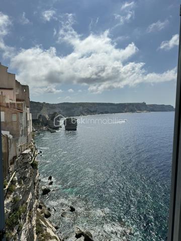Offrez-vous un cadre de vie unique au cœur de Bonifacio. Découvrez ce superbe appartement lumineux de 2 suites parentales, offrant une vue panoramique imprenable sur la Méditerranée. Un bien alliant élégance, confort et emplacement privilégié, idéal en résidence principale, secondaire ou pour un investissement locatif haut de gamme.

Les atouts qui font la différence

✨ Vue exceptionnelle sur la mer depuis les pièces de vie et une des suites..

🛁 2 salles de bain modernes pour un confort optimal.

🍽️ Cuisine entièrement équipée, ouverte sur un spacieux séjour baigné de lumière.

🌅 Grand espace de vie avec larges baies vitrées offrant un panorama spectaculaire.

🧺 Climatisation, lave-linge, sèche-linge, nombreux équipements : aucun travaux à prévoir.

📍 Emplacement recherché, au coeur de la citadelle, proche du port, des restaurants, des commerces et des plus belles plages de Bonifacio.

Un véritable investissement

Que vous recherchiez un pied-à-terre en Corse ou un bien à forte rentabilité saisonnière, cet appartement répond à toutes les attentes grâce à son emplacement exceptionnel et à ses prestations de qualité.

En exclusivité : possibilité d'acquérir une cave

Un véritable atout supplémentaire : une cave située juste en face de l'appartement est également proposée à la vente. Idéale pour stocker vélos, matériel nautique, valises ou effets personnels, elle apporte un confort rare en centre-ville.

Ne laissez pas passer cette opportunité !

Les biens offrant une telle vue et une telle localisation sont particulièrement recherchés à Bonifacio.

Contactez-nous dès aujourd'hui pour organiser une visite et découvrir ce bien d'exception.