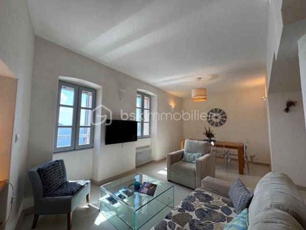Offrez-vous un cadre de vie unique au cœur de Bonifacio. Découvrez ce superbe appartement lumineux de 2 suites parentales, offrant une vue panoramique imprenable sur la Méditerranée. Un bien alliant élégance, confort et emplacement privilégié, idéal en résidence principale, secondaire ou pour un investissement locatif haut de gamme.

Les atouts qui font la différence

✨ Vue exceptionnelle sur la mer depuis les pièces de vie et une des suites..

🛁 2 salles de bain modernes pour un confort optimal.

🍽️ Cuisine entièrement équipée, ouverte sur un spacieux séjour baigné de lumière.

🌅 Grand espace de vie avec larges baies vitrées offrant un panorama spectaculaire.

🧺 Climatisation, lave-linge, sèche-linge, nombreux équipements : aucun travaux à prévoir.

📍 Emplacement recherché, au coeur de la citadelle, proche du port, des restaurants, des commerces et des plus belles plages de Bonifacio.

Un véritable investissement

Que vous recherchiez un pied-à-terre en Corse ou un bien à forte rentabilité saisonnière, cet appartement répond à toutes les attentes grâce à son emplacement exceptionnel et à ses prestations de qualité.

En exclusivité : possibilité d'acquérir une cave

Un véritable atout supplémentaire : une cave située juste en face de l'appartement est également proposée à la vente. Idéale pour stocker vélos, matériel nautique, valises ou effets personnels, elle apporte un confort rare en centre-ville.

Ne laissez pas passer cette opportunité !

Les biens offrant une telle vue et une telle localisation sont particulièrement recherchés à Bonifacio.

Contactez-nous dès aujourd'hui pour organiser une visite et découvrir ce bien d'exception.