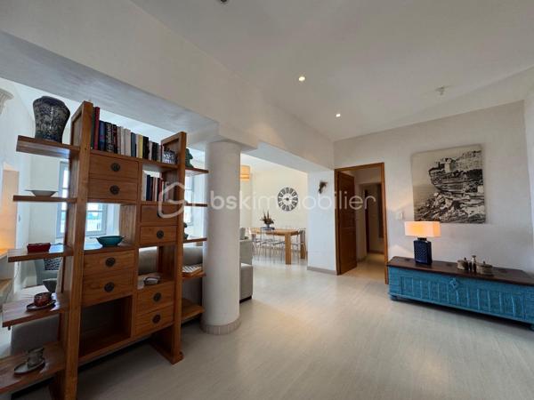 Offrez-vous un cadre de vie unique au cœur de Bonifacio. Découvrez ce superbe appartement lumineux de 2 suites parentales, offrant une vue panoramique imprenable sur la Méditerranée. Un bien alliant élégance, confort et emplacement privilégié, idéal en résidence principale, secondaire ou pour un investissement locatif haut de gamme.

Les atouts qui font la différence

✨ Vue exceptionnelle sur la mer depuis les pièces de vie et une des suites..

🛁 2 salles de bain modernes pour un confort optimal.

🍽️ Cuisine entièrement équipée, ouverte sur un spacieux séjour baigné de lumière.

🌅 Grand espace de vie avec larges baies vitrées offrant un panorama spectaculaire.

🧺 Climatisation, lave-linge, sèche-linge, nombreux équipements : aucun travaux à prévoir.

📍 Emplacement recherché, au coeur de la citadelle, proche du port, des restaurants, des commerces et des plus belles plages de Bonifacio.

Un véritable investissement

Que vous recherchiez un pied-à-terre en Corse ou un bien à forte rentabilité saisonnière, cet appartement répond à toutes les attentes grâce à son emplacement exceptionnel et à ses prestations de qualité.

En exclusivité : possibilité d'acquérir une cave

Un véritable atout supplémentaire : une cave située juste en face de l'appartement est également proposée à la vente. Idéale pour stocker vélos, matériel nautique, valises ou effets personnels, elle apporte un confort rare en centre-ville.

Ne laissez pas passer cette opportunité !

Les biens offrant une telle vue et une telle localisation sont particulièrement recherchés à Bonifacio.

Contactez-nous dès aujourd'hui pour organiser une visite et découvrir ce bien d'exception.