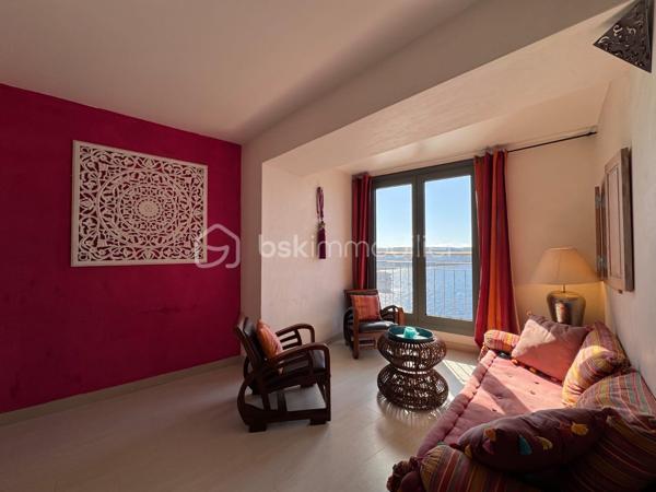 Offrez-vous un cadre de vie unique au cœur de Bonifacio. Découvrez ce superbe appartement lumineux de 2 suites parentales, offrant une vue panoramique imprenable sur la Méditerranée. Un bien alliant élégance, confort et emplacement privilégié, idéal en résidence principale, secondaire ou pour un investissement locatif haut de gamme.

Les atouts qui font la différence

✨ Vue exceptionnelle sur la mer depuis les pièces de vie et une des suites..

🛁 2 salles de bain modernes pour un confort optimal.

🍽️ Cuisine entièrement équipée, ouverte sur un spacieux séjour baigné de lumière.

🌅 Grand espace de vie avec larges baies vitrées offrant un panorama spectaculaire.

🧺 Climatisation, lave-linge, sèche-linge, nombreux équipements : aucun travaux à prévoir.

📍 Emplacement recherché, au coeur de la citadelle, proche du port, des restaurants, des commerces et des plus belles plages de Bonifacio.

Un véritable investissement

Que vous recherchiez un pied-à-terre en Corse ou un bien à forte rentabilité saisonnière, cet appartement répond à toutes les attentes grâce à son emplacement exceptionnel et à ses prestations de qualité.

En exclusivité : possibilité d'acquérir une cave

Un véritable atout supplémentaire : une cave située juste en face de l'appartement est également proposée à la vente. Idéale pour stocker vélos, matériel nautique, valises ou effets personnels, elle apporte un confort rare en centre-ville.

Ne laissez pas passer cette opportunité !

Les biens offrant une telle vue et une telle localisation sont particulièrement recherchés à Bonifacio.

Contactez-nous dès aujourd'hui pour organiser une visite et découvrir ce bien d'exception.
