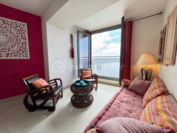Offrez-vous un cadre de vie unique au cœur de Bonifacio. Découvrez ce superbe appartement lumineux de 2 suites parentales, offrant une vue panoramique imprenable sur la Méditerranée. Un bien alliant élégance, confort et emplacement privilégié, idéal en résidence principale, secondaire ou pour un investissement locatif haut de gamme.

Les atouts qui font la différence

✨ Vue exceptionnelle sur la mer depuis les pièces de vie et une des suites..

🛁 2 salles de bain modernes pour un confort optimal.

🍽️ Cuisine entièrement équipée, ouverte sur un spacieux séjour baigné de lumière.

🌅 Grand espace de vie avec larges baies vitrées offrant un panorama spectaculaire.

🧺 Climatisation, lave-linge, sèche-linge, nombreux équipements : aucun travaux à prévoir.

📍 Emplacement recherché, au coeur de la citadelle, proche du port, des restaurants, des commerces et des plus belles plages de Bonifacio.

Un véritable investissement

Que vous recherchiez un pied-à-terre en Corse ou un bien à forte rentabilité saisonnière, cet appartement répond à toutes les attentes grâce à son emplacement exceptionnel et à ses prestations de qualité.

En exclusivité : possibilité d'acquérir une cave

Un véritable atout supplémentaire : une cave située juste en face de l'appartement est également proposée à la vente. Idéale pour stocker vélos, matériel nautique, valises ou effets personnels, elle apporte un confort rare en centre-ville.

Ne laissez pas passer cette opportunité !

Les biens offrant une telle vue et une telle localisation sont particulièrement recherchés à Bonifacio.

Contactez-nous dès aujourd'hui pour organiser une visite et découvrir ce bien d'exception.
