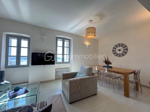 Offrez-vous un cadre de vie unique au cœur de Bonifacio. Découvrez ce superbe appartement lumineux de 2 suites parentales, offrant une vue panoramique imprenable sur la Méditerranée. Un bien alliant élégance, confort et emplacement privilégié, idéal en résidence principale, secondaire ou pour un investissement locatif haut de gamme.

Les atouts qui font la différence

✨ Vue exceptionnelle sur la mer depuis les pièces de vie et une des suites..

🛁 2 salles de bain modernes pour un confort optimal.

🍽️ Cuisine entièrement équipée, ouverte sur un spacieux séjour baigné de lumière.

🌅 Grand espace de vie avec larges baies vitrées offrant un panorama spectaculaire.

🧺 Climatisation, lave-linge, sèche-linge, nombreux équipements : aucun travaux à prévoir.

📍 Emplacement recherché, au coeur de la citadelle, proche du port, des restaurants, des commerces et des plus belles plages de Bonifacio.

Un véritable investissement

Que vous recherchiez un pied-à-terre en Corse ou un bien à forte rentabilité saisonnière, cet appartement répond à toutes les attentes grâce à son emplacement exceptionnel et à ses prestations de qualité.

En exclusivité : possibilité d'acquérir une cave

Un véritable atout supplémentaire : une cave située juste en face de l'appartement est également proposée à la vente. Idéale pour stocker vélos, matériel nautique, valises ou effets personnels, elle apporte un confort rare en centre-ville.

Ne laissez pas passer cette opportunité !

Les biens offrant une telle vue et une telle localisation sont particulièrement recherchés à Bonifacio.

Contactez-nous dès aujourd'hui pour organiser une visite et découvrir ce bien d'exception.