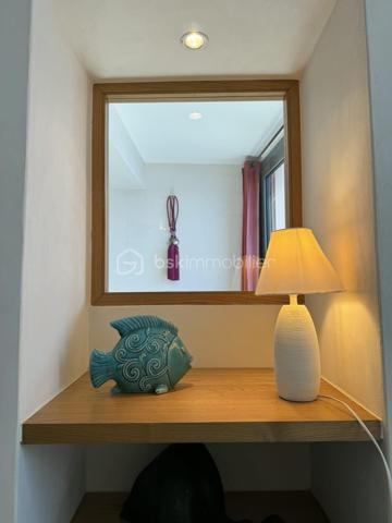 Offrez-vous un cadre de vie unique au cœur de Bonifacio. Découvrez ce superbe appartement lumineux de 2 suites parentales, offrant une vue panoramique imprenable sur la Méditerranée. Un bien alliant élégance, confort et emplacement privilégié, idéal en résidence principale, secondaire ou pour un investissement locatif haut de gamme.

Les atouts qui font la différence

✨ Vue exceptionnelle sur la mer depuis les pièces de vie et une des suites..

🛁 2 salles de bain modernes pour un confort optimal.

🍽️ Cuisine entièrement équipée, ouverte sur un spacieux séjour baigné de lumière.

🌅 Grand espace de vie avec larges baies vitrées offrant un panorama spectaculaire.

🧺 Climatisation, lave-linge, sèche-linge, nombreux équipements : aucun travaux à prévoir.

📍 Emplacement recherché, au coeur de la citadelle, proche du port, des restaurants, des commerces et des plus belles plages de Bonifacio.

Un véritable investissement

Que vous recherchiez un pied-à-terre en Corse ou un bien à forte rentabilité saisonnière, cet appartement répond à toutes les attentes grâce à son emplacement exceptionnel et à ses prestations de qualité.

En exclusivité : possibilité d'acquérir une cave

Un véritable atout supplémentaire : une cave située juste en face de l'appartement est également proposée à la vente. Idéale pour stocker vélos, matériel nautique, valises ou effets personnels, elle apporte un confort rare en centre-ville.

Ne laissez pas passer cette opportunité !

Les biens offrant une telle vue et une telle localisation sont particulièrement recherchés à Bonifacio.

Contactez-nous dès aujourd'hui pour organiser une visite et découvrir ce bien d'exception.