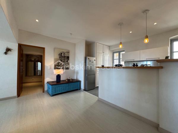 Offrez-vous un cadre de vie unique au cœur de Bonifacio. Découvrez ce superbe appartement lumineux de 2 suites parentales, offrant une vue panoramique imprenable sur la Méditerranée. Un bien alliant élégance, confort et emplacement privilégié, idéal en résidence principale, secondaire ou pour un investissement locatif haut de gamme.

Les atouts qui font la différence

✨ Vue exceptionnelle sur la mer depuis les pièces de vie et une des suites..

🛁 2 salles de bain modernes pour un confort optimal.

🍽️ Cuisine entièrement équipée, ouverte sur un spacieux séjour baigné de lumière.

🌅 Grand espace de vie avec larges baies vitrées offrant un panorama spectaculaire.

🧺 Climatisation, lave-linge, sèche-linge, nombreux équipements : aucun travaux à prévoir.

📍 Emplacement recherché, au coeur de la citadelle, proche du port, des restaurants, des commerces et des plus belles plages de Bonifacio.

Un véritable investissement

Que vous recherchiez un pied-à-terre en Corse ou un bien à forte rentabilité saisonnière, cet appartement répond à toutes les attentes grâce à son emplacement exceptionnel et à ses prestations de qualité.

En exclusivité : possibilité d'acquérir une cave

Un véritable atout supplémentaire : une cave située juste en face de l'appartement est également proposée à la vente. Idéale pour stocker vélos, matériel nautique, valises ou effets personnels, elle apporte un confort rare en centre-ville.

Ne laissez pas passer cette opportunité !

Les biens offrant une telle vue et une telle localisation sont particulièrement recherchés à Bonifacio.

Contactez-nous dès aujourd'hui pour organiser une visite et découvrir ce bien d'exception.