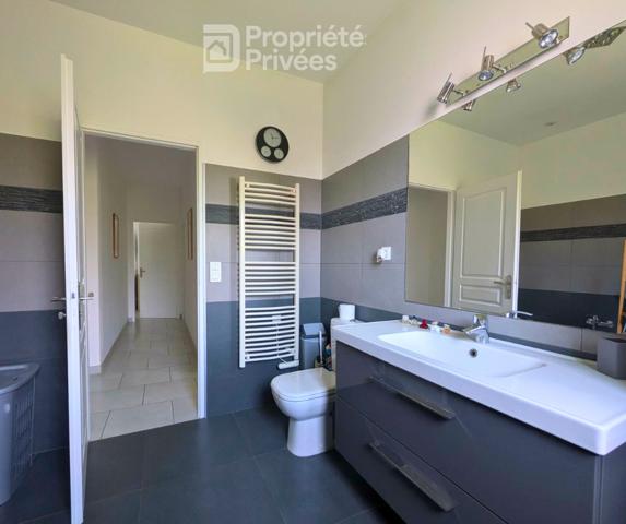 LE MUY - Villa de plain-pied avec piscine, terrain de 1 500 m² et double garage