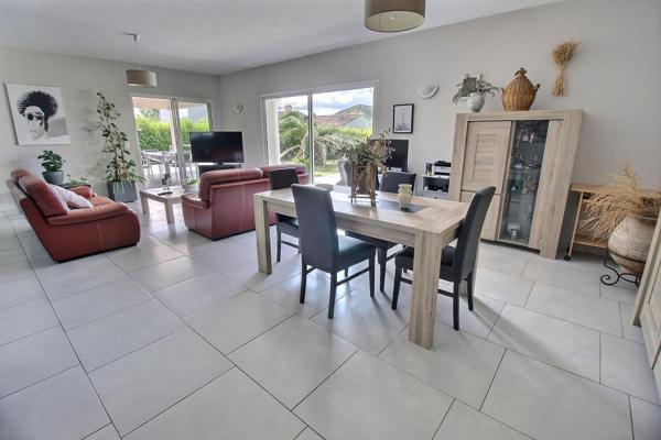 LE MUY - Villa de plain-pied avec piscine, terrain de 1 500 m² et double garage