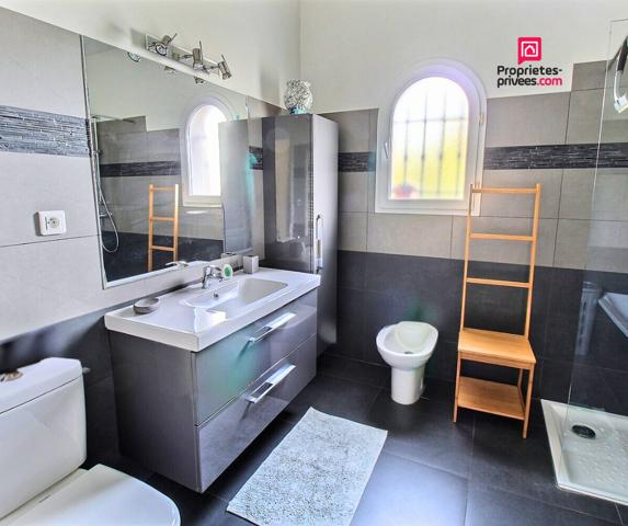 LE MUY - Villa de plain-pied avec piscine, terrain de 1 500 m² et double garage