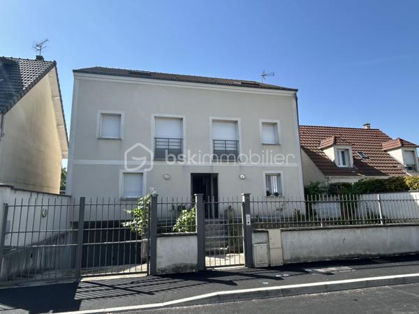 Idéal investisseur ! Immeuble de rapport comprenant 8 appartements réparties sur 3 niveaux et 5 places de parkings en sous sol. 
Parties communes et privatives en bon état, l'immeuble ayant construit en 2013.
Le tout entièrement loué et affichant une rentabilité de 8,14% !