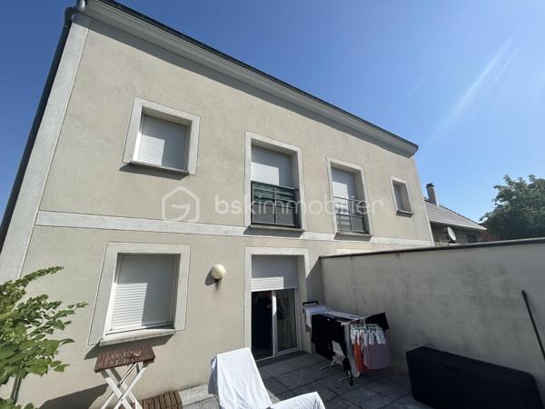 Idéal investisseur ! Immeuble de rapport comprenant 8 appartements réparties sur 3 niveaux et 5 places de parkings en sous sol. 
Parties communes et privatives en bon état, l'immeuble ayant construit en 2013.
Le tout entièrement loué et affichant une rentabilité de 8,14% !