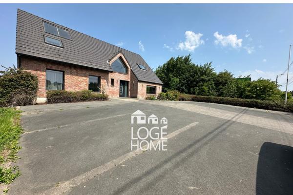 Ensemble immobilier pour cabinet medical / habitation comprenant une superbe maison individuelle en semi plain pied - 8 parkings + un terrain independant constructible de 996m²