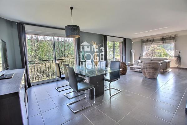 Ensemble immobilier pour cabinet medical / habitation comprenant une superbe maison individuelle en semi plain pied - 8 parkings + un terrain independant constructible de 996m²