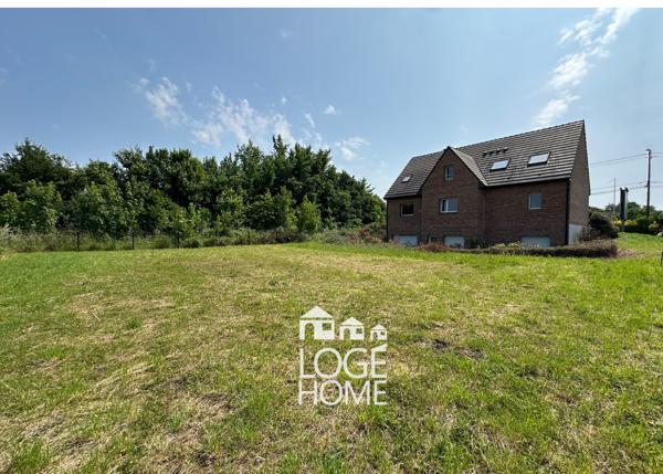 Ensemble immobilier pour cabinet medical / habitation comprenant une superbe maison individuelle en semi plain pied - 8 parkings + un terrain independant constructible de 996m²