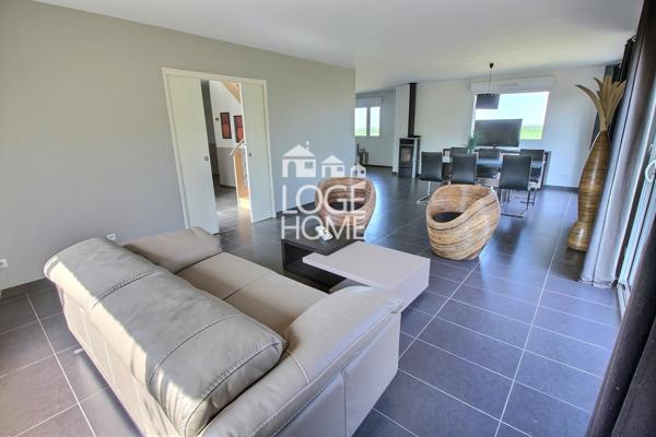 Ensemble immobilier pour cabinet medical / habitation comprenant une superbe maison individuelle en semi plain pied - 8 parkings + un terrain independant constructible de 996m²