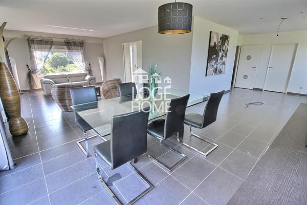 Ensemble immobilier pour cabinet medical / habitation comprenant une superbe maison individuelle en semi plain pied - 8 parkings + un terrain independant constructible de 996m²