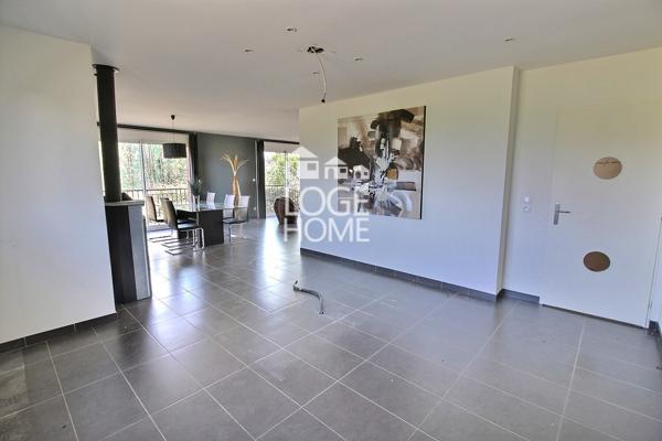 Ensemble immobilier pour cabinet medical / habitation comprenant une superbe maison individuelle en semi plain pied - 8 parkings + un terrain independant constructible de 996m²