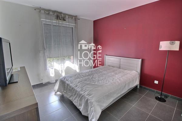 Ensemble immobilier pour cabinet medical / habitation comprenant une superbe maison individuelle en semi plain pied - 8 parkings + un terrain independant constructible de 996m²
