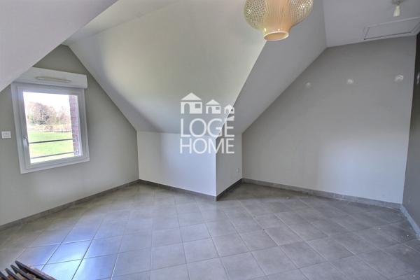 Ensemble immobilier pour cabinet medical / habitation comprenant une superbe maison individuelle en semi plain pied - 8 parkings + un terrain independant constructible de 996m²