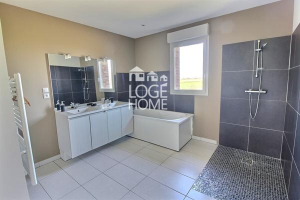 Ensemble immobilier pour cabinet medical / habitation comprenant une superbe maison individuelle en semi plain pied - 8 parkings + un terrain independant constructible de 996m²