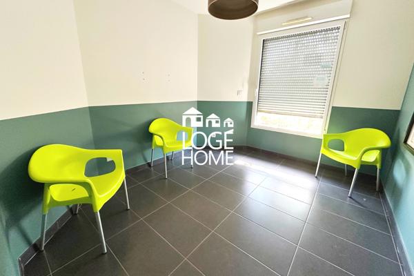 Ensemble immobilier pour cabinet medical / habitation comprenant une superbe maison individuelle en semi plain pied - 8 parkings + un terrain independant constructible de 996m²