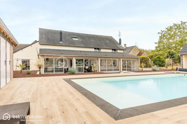 SAINT-FLORENTIN – INDRE
Rare sur le secteur ! Découvrez cette élégante propriété d'environ 287 m² habitables, entièrement rénovée depuis 2021, offrant des volumes généreux et des prestations particulièrement qualitatives.

Son vaste espace de vie séduit par ses poutres apparentes, ses beaux volumes et sa luminosité, prolongé par une cuisine aménagée et équipée avec plan de travail en pierre noire.
La maison dispose de 5 chambres dont une suite, ainsi que plusieurs pièces d'eau.
Véritable atout, une véranda chauffée d'environ 60 m² prolonge les espaces de vie vers les extérieurs.
Un confort exceptionnel
Grâce à une pompe à chaleur parfaitement dimensionnée, associée au plancher chauffant, à l'isolation intérieure et aux menuiseries aluminium double vitrage, la propriété bénéficie d'un DPE A/A, performance remarquable pour une maison de cette superficie.
Un extérieur pensé pour recevoir
Sur 2 522 m² de terrain, profitez d'une superbe piscine 11 x 5 m, de vastes terrasses et d'un pool-house avec cuisine d'été, douche et WC.
Un grand garage avec grenier, portail motorisé avec visiophone et cuve enterrée de récupération des eaux pluviales de 5 000 litres complètent l'ensemble.
Une propriété rare, parfaitement adaptée à une vie familiale, à la recherche d'espace, de confort et de prestations sans travaux à prévoir.