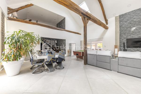 SAINT-FLORENTIN – INDRE
Rare sur le secteur ! Découvrez cette élégante propriété d'environ 287 m² habitables, entièrement rénovée depuis 2021, offrant des volumes généreux et des prestations particulièrement qualitatives.

Son vaste espace de vie séduit par ses poutres apparentes, ses beaux volumes et sa luminosité, prolongé par une cuisine aménagée et équipée avec plan de travail en pierre noire.
La maison dispose de 5 chambres dont une suite, ainsi que plusieurs pièces d'eau.
Véritable atout, une véranda chauffée d'environ 60 m² prolonge les espaces de vie vers les extérieurs.
Un confort exceptionnel
Grâce à une pompe à chaleur parfaitement dimensionnée, associée au plancher chauffant, à l'isolation intérieure et aux menuiseries aluminium double vitrage, la propriété bénéficie d'un DPE A/A, performance remarquable pour une maison de cette superficie.
Un extérieur pensé pour recevoir
Sur 2 522 m² de terrain, profitez d'une superbe piscine 11 x 5 m, de vastes terrasses et d'un pool-house avec cuisine d'été, douche et WC.
Un grand garage avec grenier, portail motorisé avec visiophone et cuve enterrée de récupération des eaux pluviales de 5 000 litres complètent l'ensemble.
Une propriété rare, parfaitement adaptée à une vie familiale, à la recherche d'espace, de confort et de prestations sans travaux à prévoir.