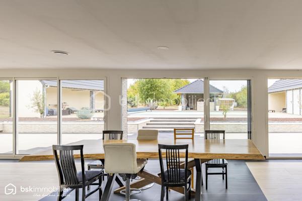 SAINT-FLORENTIN – INDRE
Rare sur le secteur ! Découvrez cette élégante propriété d'environ 287 m² habitables, entièrement rénovée depuis 2021, offrant des volumes généreux et des prestations particulièrement qualitatives.

Son vaste espace de vie séduit par ses poutres apparentes, ses beaux volumes et sa luminosité, prolongé par une cuisine aménagée et équipée avec plan de travail en pierre noire.
La maison dispose de 5 chambres dont une suite, ainsi que plusieurs pièces d'eau.
Véritable atout, une véranda chauffée d'environ 60 m² prolonge les espaces de vie vers les extérieurs.
Un confort exceptionnel
Grâce à une pompe à chaleur parfaitement dimensionnée, associée au plancher chauffant, à l'isolation intérieure et aux menuiseries aluminium double vitrage, la propriété bénéficie d'un DPE A/A, performance remarquable pour une maison de cette superficie.
Un extérieur pensé pour recevoir
Sur 2 522 m² de terrain, profitez d'une superbe piscine 11 x 5 m, de vastes terrasses et d'un pool-house avec cuisine d'été, douche et WC.
Un grand garage avec grenier, portail motorisé avec visiophone et cuve enterrée de récupération des eaux pluviales de 5 000 litres complètent l'ensemble.
Une propriété rare, parfaitement adaptée à une vie familiale, à la recherche d'espace, de confort et de prestations sans travaux à prévoir.