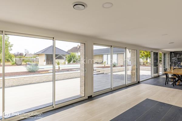 SAINT-FLORENTIN – INDRE
Rare sur le secteur ! Découvrez cette élégante propriété d'environ 287 m² habitables, entièrement rénovée depuis 2021, offrant des volumes généreux et des prestations particulièrement qualitatives.

Son vaste espace de vie séduit par ses poutres apparentes, ses beaux volumes et sa luminosité, prolongé par une cuisine aménagée et équipée avec plan de travail en pierre noire.
La maison dispose de 5 chambres dont une suite, ainsi que plusieurs pièces d'eau.
Véritable atout, une véranda chauffée d'environ 60 m² prolonge les espaces de vie vers les extérieurs.
Un confort exceptionnel
Grâce à une pompe à chaleur parfaitement dimensionnée, associée au plancher chauffant, à l'isolation intérieure et aux menuiseries aluminium double vitrage, la propriété bénéficie d'un DPE A/A, performance remarquable pour une maison de cette superficie.
Un extérieur pensé pour recevoir
Sur 2 522 m² de terrain, profitez d'une superbe piscine 11 x 5 m, de vastes terrasses et d'un pool-house avec cuisine d'été, douche et WC.
Un grand garage avec grenier, portail motorisé avec visiophone et cuve enterrée de récupération des eaux pluviales de 5 000 litres complètent l'ensemble.
Une propriété rare, parfaitement adaptée à une vie familiale, à la recherche d'espace, de confort et de prestations sans travaux à prévoir.