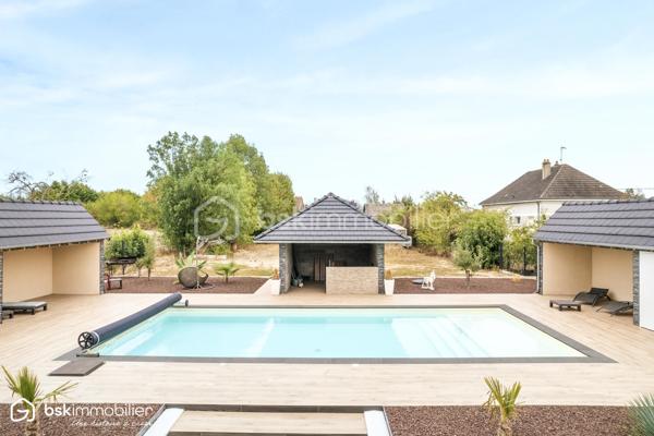 SAINT-FLORENTIN – INDRE
Rare sur le secteur ! Découvrez cette élégante propriété d'environ 287 m² habitables, entièrement rénovée depuis 2021, offrant des volumes généreux et des prestations particulièrement qualitatives.

Son vaste espace de vie séduit par ses poutres apparentes, ses beaux volumes et sa luminosité, prolongé par une cuisine aménagée et équipée avec plan de travail en pierre noire.
La maison dispose de 5 chambres dont une suite, ainsi que plusieurs pièces d'eau.
Véritable atout, une véranda chauffée d'environ 60 m² prolonge les espaces de vie vers les extérieurs.
Un confort exceptionnel
Grâce à une pompe à chaleur parfaitement dimensionnée, associée au plancher chauffant, à l'isolation intérieure et aux menuiseries aluminium double vitrage, la propriété bénéficie d'un DPE A/A, performance remarquable pour une maison de cette superficie.
Un extérieur pensé pour recevoir
Sur 2 522 m² de terrain, profitez d'une superbe piscine 11 x 5 m, de vastes terrasses et d'un pool-house avec cuisine d'été, douche et WC.
Un grand garage avec grenier, portail motorisé avec visiophone et cuve enterrée de récupération des eaux pluviales de 5 000 litres complètent l'ensemble.
Une propriété rare, parfaitement adaptée à une vie familiale, à la recherche d'espace, de confort et de prestations sans travaux à prévoir.