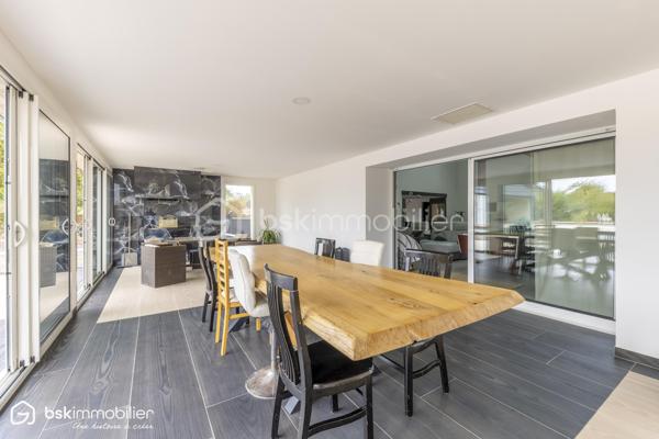 SAINT-FLORENTIN – INDRE
Rare sur le secteur ! Découvrez cette élégante propriété d'environ 287 m² habitables, entièrement rénovée depuis 2021, offrant des volumes généreux et des prestations particulièrement qualitatives.

Son vaste espace de vie séduit par ses poutres apparentes, ses beaux volumes et sa luminosité, prolongé par une cuisine aménagée et équipée avec plan de travail en pierre noire.
La maison dispose de 5 chambres dont une suite, ainsi que plusieurs pièces d'eau.
Véritable atout, une véranda chauffée d'environ 60 m² prolonge les espaces de vie vers les extérieurs.
Un confort exceptionnel
Grâce à une pompe à chaleur parfaitement dimensionnée, associée au plancher chauffant, à l'isolation intérieure et aux menuiseries aluminium double vitrage, la propriété bénéficie d'un DPE A/A, performance remarquable pour une maison de cette superficie.
Un extérieur pensé pour recevoir
Sur 2 522 m² de terrain, profitez d'une superbe piscine 11 x 5 m, de vastes terrasses et d'un pool-house avec cuisine d'été, douche et WC.
Un grand garage avec grenier, portail motorisé avec visiophone et cuve enterrée de récupération des eaux pluviales de 5 000 litres complètent l'ensemble.
Une propriété rare, parfaitement adaptée à une vie familiale, à la recherche d'espace, de confort et de prestations sans travaux à prévoir.