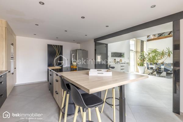 SAINT-FLORENTIN – INDRE
Rare sur le secteur ! Découvrez cette élégante propriété d'environ 287 m² habitables, entièrement rénovée depuis 2021, offrant des volumes généreux et des prestations particulièrement qualitatives.

Son vaste espace de vie séduit par ses poutres apparentes, ses beaux volumes et sa luminosité, prolongé par une cuisine aménagée et équipée avec plan de travail en pierre noire.
La maison dispose de 5 chambres dont une suite, ainsi que plusieurs pièces d'eau.
Véritable atout, une véranda chauffée d'environ 60 m² prolonge les espaces de vie vers les extérieurs.
Un confort exceptionnel
Grâce à une pompe à chaleur parfaitement dimensionnée, associée au plancher chauffant, à l'isolation intérieure et aux menuiseries aluminium double vitrage, la propriété bénéficie d'un DPE A/A, performance remarquable pour une maison de cette superficie.
Un extérieur pensé pour recevoir
Sur 2 522 m² de terrain, profitez d'une superbe piscine 11 x 5 m, de vastes terrasses et d'un pool-house avec cuisine d'été, douche et WC.
Un grand garage avec grenier, portail motorisé avec visiophone et cuve enterrée de récupération des eaux pluviales de 5 000 litres complètent l'ensemble.
Une propriété rare, parfaitement adaptée à une vie familiale, à la recherche d'espace, de confort et de prestations sans travaux à prévoir.