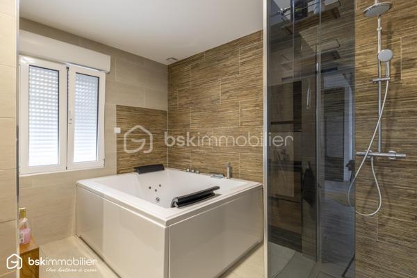 SAINT-FLORENTIN – INDRE
Rare sur le secteur ! Découvrez cette élégante propriété d'environ 287 m² habitables, entièrement rénovée depuis 2021, offrant des volumes généreux et des prestations particulièrement qualitatives.

Son vaste espace de vie séduit par ses poutres apparentes, ses beaux volumes et sa luminosité, prolongé par une cuisine aménagée et équipée avec plan de travail en pierre noire.
La maison dispose de 5 chambres dont une suite, ainsi que plusieurs pièces d'eau.
Véritable atout, une véranda chauffée d'environ 60 m² prolonge les espaces de vie vers les extérieurs.
Un confort exceptionnel
Grâce à une pompe à chaleur parfaitement dimensionnée, associée au plancher chauffant, à l'isolation intérieure et aux menuiseries aluminium double vitrage, la propriété bénéficie d'un DPE A/A, performance remarquable pour une maison de cette superficie.
Un extérieur pensé pour recevoir
Sur 2 522 m² de terrain, profitez d'une superbe piscine 11 x 5 m, de vastes terrasses et d'un pool-house avec cuisine d'été, douche et WC.
Un grand garage avec grenier, portail motorisé avec visiophone et cuve enterrée de récupération des eaux pluviales de 5 000 litres complètent l'ensemble.
Une propriété rare, parfaitement adaptée à une vie familiale, à la recherche d'espace, de confort et de prestations sans travaux à prévoir.