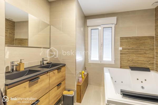 SAINT-FLORENTIN – INDRE
Rare sur le secteur ! Découvrez cette élégante propriété d'environ 287 m² habitables, entièrement rénovée depuis 2021, offrant des volumes généreux et des prestations particulièrement qualitatives.

Son vaste espace de vie séduit par ses poutres apparentes, ses beaux volumes et sa luminosité, prolongé par une cuisine aménagée et équipée avec plan de travail en pierre noire.
La maison dispose de 5 chambres dont une suite, ainsi que plusieurs pièces d'eau.
Véritable atout, une véranda chauffée d'environ 60 m² prolonge les espaces de vie vers les extérieurs.
Un confort exceptionnel
Grâce à une pompe à chaleur parfaitement dimensionnée, associée au plancher chauffant, à l'isolation intérieure et aux menuiseries aluminium double vitrage, la propriété bénéficie d'un DPE A/A, performance remarquable pour une maison de cette superficie.
Un extérieur pensé pour recevoir
Sur 2 522 m² de terrain, profitez d'une superbe piscine 11 x 5 m, de vastes terrasses et d'un pool-house avec cuisine d'été, douche et WC.
Un grand garage avec grenier, portail motorisé avec visiophone et cuve enterrée de récupération des eaux pluviales de 5 000 litres complètent l'ensemble.
Une propriété rare, parfaitement adaptée à une vie familiale, à la recherche d'espace, de confort et de prestations sans travaux à prévoir.