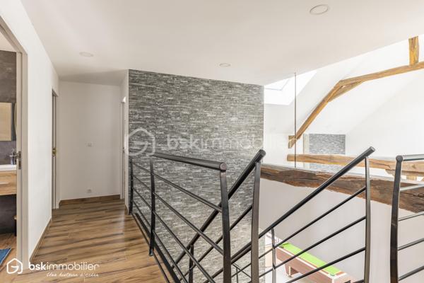 SAINT-FLORENTIN – INDRE
Rare sur le secteur ! Découvrez cette élégante propriété d'environ 287 m² habitables, entièrement rénovée depuis 2021, offrant des volumes généreux et des prestations particulièrement qualitatives.

Son vaste espace de vie séduit par ses poutres apparentes, ses beaux volumes et sa luminosité, prolongé par une cuisine aménagée et équipée avec plan de travail en pierre noire.
La maison dispose de 5 chambres dont une suite, ainsi que plusieurs pièces d'eau.
Véritable atout, une véranda chauffée d'environ 60 m² prolonge les espaces de vie vers les extérieurs.
Un confort exceptionnel
Grâce à une pompe à chaleur parfaitement dimensionnée, associée au plancher chauffant, à l'isolation intérieure et aux menuiseries aluminium double vitrage, la propriété bénéficie d'un DPE A/A, performance remarquable pour une maison de cette superficie.
Un extérieur pensé pour recevoir
Sur 2 522 m² de terrain, profitez d'une superbe piscine 11 x 5 m, de vastes terrasses et d'un pool-house avec cuisine d'été, douche et WC.
Un grand garage avec grenier, portail motorisé avec visiophone et cuve enterrée de récupération des eaux pluviales de 5 000 litres complètent l'ensemble.
Une propriété rare, parfaitement adaptée à une vie familiale, à la recherche d'espace, de confort et de prestations sans travaux à prévoir.