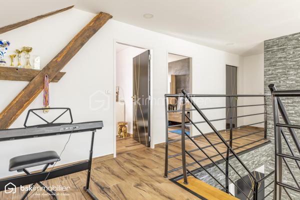 SAINT-FLORENTIN – INDRE
Rare sur le secteur ! Découvrez cette élégante propriété d'environ 287 m² habitables, entièrement rénovée depuis 2021, offrant des volumes généreux et des prestations particulièrement qualitatives.

Son vaste espace de vie séduit par ses poutres apparentes, ses beaux volumes et sa luminosité, prolongé par une cuisine aménagée et équipée avec plan de travail en pierre noire.
La maison dispose de 5 chambres dont une suite, ainsi que plusieurs pièces d'eau.
Véritable atout, une véranda chauffée d'environ 60 m² prolonge les espaces de vie vers les extérieurs.
Un confort exceptionnel
Grâce à une pompe à chaleur parfaitement dimensionnée, associée au plancher chauffant, à l'isolation intérieure et aux menuiseries aluminium double vitrage, la propriété bénéficie d'un DPE A/A, performance remarquable pour une maison de cette superficie.
Un extérieur pensé pour recevoir
Sur 2 522 m² de terrain, profitez d'une superbe piscine 11 x 5 m, de vastes terrasses et d'un pool-house avec cuisine d'été, douche et WC.
Un grand garage avec grenier, portail motorisé avec visiophone et cuve enterrée de récupération des eaux pluviales de 5 000 litres complètent l'ensemble.
Une propriété rare, parfaitement adaptée à une vie familiale, à la recherche d'espace, de confort et de prestations sans travaux à prévoir.