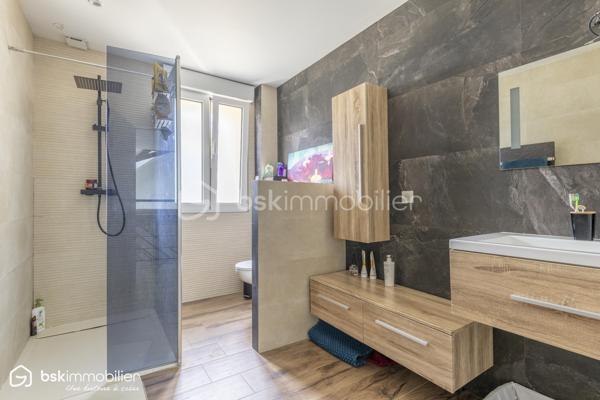 SAINT-FLORENTIN – INDRE
Rare sur le secteur ! Découvrez cette élégante propriété d'environ 287 m² habitables, entièrement rénovée depuis 2021, offrant des volumes généreux et des prestations particulièrement qualitatives.

Son vaste espace de vie séduit par ses poutres apparentes, ses beaux volumes et sa luminosité, prolongé par une cuisine aménagée et équipée avec plan de travail en pierre noire.
La maison dispose de 5 chambres dont une suite, ainsi que plusieurs pièces d'eau.
Véritable atout, une véranda chauffée d'environ 60 m² prolonge les espaces de vie vers les extérieurs.
Un confort exceptionnel
Grâce à une pompe à chaleur parfaitement dimensionnée, associée au plancher chauffant, à l'isolation intérieure et aux menuiseries aluminium double vitrage, la propriété bénéficie d'un DPE A/A, performance remarquable pour une maison de cette superficie.
Un extérieur pensé pour recevoir
Sur 2 522 m² de terrain, profitez d'une superbe piscine 11 x 5 m, de vastes terrasses et d'un pool-house avec cuisine d'été, douche et WC.
Un grand garage avec grenier, portail motorisé avec visiophone et cuve enterrée de récupération des eaux pluviales de 5 000 litres complètent l'ensemble.
Une propriété rare, parfaitement adaptée à une vie familiale, à la recherche d'espace, de confort et de prestations sans travaux à prévoir.