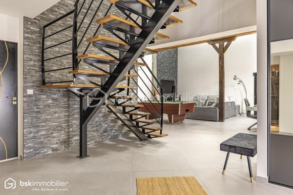 SAINT-FLORENTIN – INDRE
Rare sur le secteur ! Découvrez cette élégante propriété d'environ 287 m² habitables, entièrement rénovée depuis 2021, offrant des volumes généreux et des prestations particulièrement qualitatives.

Son vaste espace de vie séduit par ses poutres apparentes, ses beaux volumes et sa luminosité, prolongé par une cuisine aménagée et équipée avec plan de travail en pierre noire.
La maison dispose de 5 chambres dont une suite, ainsi que plusieurs pièces d'eau.
Véritable atout, une véranda chauffée d'environ 60 m² prolonge les espaces de vie vers les extérieurs.
Un confort exceptionnel
Grâce à une pompe à chaleur parfaitement dimensionnée, associée au plancher chauffant, à l'isolation intérieure et aux menuiseries aluminium double vitrage, la propriété bénéficie d'un DPE A/A, performance remarquable pour une maison de cette superficie.
Un extérieur pensé pour recevoir
Sur 2 522 m² de terrain, profitez d'une superbe piscine 11 x 5 m, de vastes terrasses et d'un pool-house avec cuisine d'été, douche et WC.
Un grand garage avec grenier, portail motorisé avec visiophone et cuve enterrée de récupération des eaux pluviales de 5 000 litres complètent l'ensemble.
Une propriété rare, parfaitement adaptée à une vie familiale, à la recherche d'espace, de confort et de prestations sans travaux à prévoir.