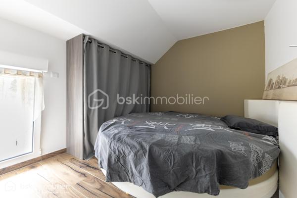 SAINT-FLORENTIN – INDRE
Rare sur le secteur ! Découvrez cette élégante propriété d'environ 287 m² habitables, entièrement rénovée depuis 2021, offrant des volumes généreux et des prestations particulièrement qualitatives.

Son vaste espace de vie séduit par ses poutres apparentes, ses beaux volumes et sa luminosité, prolongé par une cuisine aménagée et équipée avec plan de travail en pierre noire.
La maison dispose de 5 chambres dont une suite, ainsi que plusieurs pièces d'eau.
Véritable atout, une véranda chauffée d'environ 60 m² prolonge les espaces de vie vers les extérieurs.
Un confort exceptionnel
Grâce à une pompe à chaleur parfaitement dimensionnée, associée au plancher chauffant, à l'isolation intérieure et aux menuiseries aluminium double vitrage, la propriété bénéficie d'un DPE A/A, performance remarquable pour une maison de cette superficie.
Un extérieur pensé pour recevoir
Sur 2 522 m² de terrain, profitez d'une superbe piscine 11 x 5 m, de vastes terrasses et d'un pool-house avec cuisine d'été, douche et WC.
Un grand garage avec grenier, portail motorisé avec visiophone et cuve enterrée de récupération des eaux pluviales de 5 000 litres complètent l'ensemble.
Une propriété rare, parfaitement adaptée à une vie familiale, à la recherche d'espace, de confort et de prestations sans travaux à prévoir.