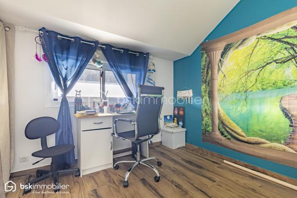 SAINT-FLORENTIN – INDRE
Rare sur le secteur ! Découvrez cette élégante propriété d'environ 287 m² habitables, entièrement rénovée depuis 2021, offrant des volumes généreux et des prestations particulièrement qualitatives.

Son vaste espace de vie séduit par ses poutres apparentes, ses beaux volumes et sa luminosité, prolongé par une cuisine aménagée et équipée avec plan de travail en pierre noire.
La maison dispose de 5 chambres dont une suite, ainsi que plusieurs pièces d'eau.
Véritable atout, une véranda chauffée d'environ 60 m² prolonge les espaces de vie vers les extérieurs.
Un confort exceptionnel
Grâce à une pompe à chaleur parfaitement dimensionnée, associée au plancher chauffant, à l'isolation intérieure et aux menuiseries aluminium double vitrage, la propriété bénéficie d'un DPE A/A, performance remarquable pour une maison de cette superficie.
Un extérieur pensé pour recevoir
Sur 2 522 m² de terrain, profitez d'une superbe piscine 11 x 5 m, de vastes terrasses et d'un pool-house avec cuisine d'été, douche et WC.
Un grand garage avec grenier, portail motorisé avec visiophone et cuve enterrée de récupération des eaux pluviales de 5 000 litres complètent l'ensemble.
Une propriété rare, parfaitement adaptée à une vie familiale, à la recherche d'espace, de confort et de prestations sans travaux à prévoir.