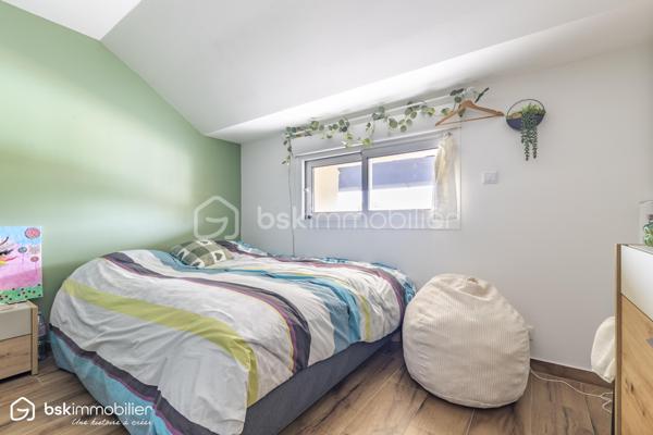 SAINT-FLORENTIN – INDRE
Rare sur le secteur ! Découvrez cette élégante propriété d'environ 287 m² habitables, entièrement rénovée depuis 2021, offrant des volumes généreux et des prestations particulièrement qualitatives.

Son vaste espace de vie séduit par ses poutres apparentes, ses beaux volumes et sa luminosité, prolongé par une cuisine aménagée et équipée avec plan de travail en pierre noire.
La maison dispose de 5 chambres dont une suite, ainsi que plusieurs pièces d'eau.
Véritable atout, une véranda chauffée d'environ 60 m² prolonge les espaces de vie vers les extérieurs.
Un confort exceptionnel
Grâce à une pompe à chaleur parfaitement dimensionnée, associée au plancher chauffant, à l'isolation intérieure et aux menuiseries aluminium double vitrage, la propriété bénéficie d'un DPE A/A, performance remarquable pour une maison de cette superficie.
Un extérieur pensé pour recevoir
Sur 2 522 m² de terrain, profitez d'une superbe piscine 11 x 5 m, de vastes terrasses et d'un pool-house avec cuisine d'été, douche et WC.
Un grand garage avec grenier, portail motorisé avec visiophone et cuve enterrée de récupération des eaux pluviales de 5 000 litres complètent l'ensemble.
Une propriété rare, parfaitement adaptée à une vie familiale, à la recherche d'espace, de confort et de prestations sans travaux à prévoir.