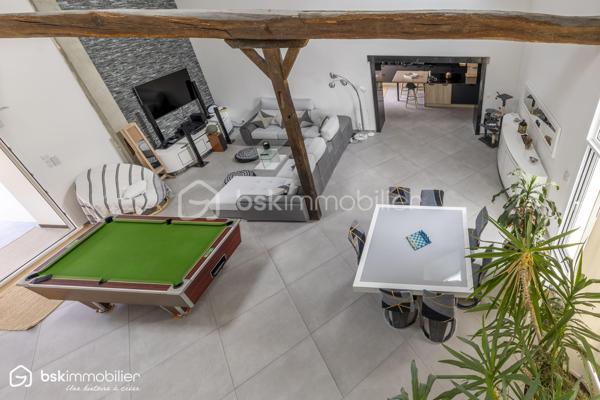 SAINT-FLORENTIN – INDRE
Rare sur le secteur ! Découvrez cette élégante propriété d'environ 287 m² habitables, entièrement rénovée depuis 2021, offrant des volumes généreux et des prestations particulièrement qualitatives.

Son vaste espace de vie séduit par ses poutres apparentes, ses beaux volumes et sa luminosité, prolongé par une cuisine aménagée et équipée avec plan de travail en pierre noire.
La maison dispose de 5 chambres dont une suite, ainsi que plusieurs pièces d'eau.
Véritable atout, une véranda chauffée d'environ 60 m² prolonge les espaces de vie vers les extérieurs.
Un confort exceptionnel
Grâce à une pompe à chaleur parfaitement dimensionnée, associée au plancher chauffant, à l'isolation intérieure et aux menuiseries aluminium double vitrage, la propriété bénéficie d'un DPE A/A, performance remarquable pour une maison de cette superficie.
Un extérieur pensé pour recevoir
Sur 2 522 m² de terrain, profitez d'une superbe piscine 11 x 5 m, de vastes terrasses et d'un pool-house avec cuisine d'été, douche et WC.
Un grand garage avec grenier, portail motorisé avec visiophone et cuve enterrée de récupération des eaux pluviales de 5 000 litres complètent l'ensemble.
Une propriété rare, parfaitement adaptée à une vie familiale, à la recherche d'espace, de confort et de prestations sans travaux à prévoir.