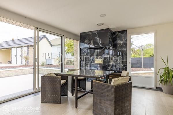 SAINT-FLORENTIN – INDRE
Rare sur le secteur ! Découvrez cette élégante propriété d'environ 287 m² habitables, entièrement rénovée depuis 2021, offrant des volumes généreux et des prestations particulièrement qualitatives.

Son vaste espace de vie séduit par ses poutres apparentes, ses beaux volumes et sa luminosité, prolongé par une cuisine aménagée et équipée avec plan de travail en pierre noire.
La maison dispose de 5 chambres dont une suite, ainsi que plusieurs pièces d'eau.
Véritable atout, une véranda chauffée d'environ 60 m² prolonge les espaces de vie vers les extérieurs.
Un confort exceptionnel
Grâce à une pompe à chaleur parfaitement dimensionnée, associée au plancher chauffant, à l'isolation intérieure et aux menuiseries aluminium double vitrage, la propriété bénéficie d'un DPE A/A, performance remarquable pour une maison de cette superficie.
Un extérieur pensé pour recevoir
Sur 2 522 m² de terrain, profitez d'une superbe piscine 11 x 5 m, de vastes terrasses et d'un pool-house avec cuisine d'été, douche et WC.
Un grand garage avec grenier, portail motorisé avec visiophone et cuve enterrée de récupération des eaux pluviales de 5 000 litres complètent l'ensemble.
Une propriété rare, parfaitement adaptée à une vie familiale, à la recherche d'espace, de confort et de prestations sans travaux à prévoir.
