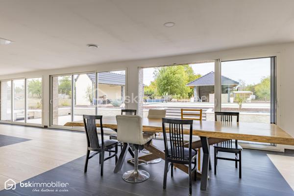 SAINT-FLORENTIN – INDRE
Rare sur le secteur ! Découvrez cette élégante propriété d'environ 287 m² habitables, entièrement rénovée depuis 2021, offrant des volumes généreux et des prestations particulièrement qualitatives.

Son vaste espace de vie séduit par ses poutres apparentes, ses beaux volumes et sa luminosité, prolongé par une cuisine aménagée et équipée avec plan de travail en pierre noire.
La maison dispose de 5 chambres dont une suite, ainsi que plusieurs pièces d'eau.
Véritable atout, une véranda chauffée d'environ 60 m² prolonge les espaces de vie vers les extérieurs.
Un confort exceptionnel
Grâce à une pompe à chaleur parfaitement dimensionnée, associée au plancher chauffant, à l'isolation intérieure et aux menuiseries aluminium double vitrage, la propriété bénéficie d'un DPE A/A, performance remarquable pour une maison de cette superficie.
Un extérieur pensé pour recevoir
Sur 2 522 m² de terrain, profitez d'une superbe piscine 11 x 5 m, de vastes terrasses et d'un pool-house avec cuisine d'été, douche et WC.
Un grand garage avec grenier, portail motorisé avec visiophone et cuve enterrée de récupération des eaux pluviales de 5 000 litres complètent l'ensemble.
Une propriété rare, parfaitement adaptée à une vie familiale, à la recherche d'espace, de confort et de prestations sans travaux à prévoir.