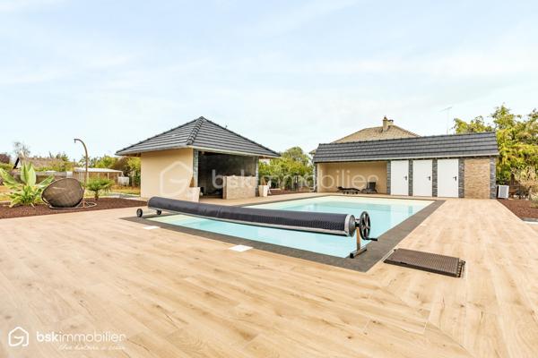 SAINT-FLORENTIN – INDRE
Rare sur le secteur ! Découvrez cette élégante propriété d'environ 287 m² habitables, entièrement rénovée depuis 2021, offrant des volumes généreux et des prestations particulièrement qualitatives.

Son vaste espace de vie séduit par ses poutres apparentes, ses beaux volumes et sa luminosité, prolongé par une cuisine aménagée et équipée avec plan de travail en pierre noire.
La maison dispose de 5 chambres dont une suite, ainsi que plusieurs pièces d'eau.
Véritable atout, une véranda chauffée d'environ 60 m² prolonge les espaces de vie vers les extérieurs.
Un confort exceptionnel
Grâce à une pompe à chaleur parfaitement dimensionnée, associée au plancher chauffant, à l'isolation intérieure et aux menuiseries aluminium double vitrage, la propriété bénéficie d'un DPE A/A, performance remarquable pour une maison de cette superficie.
Un extérieur pensé pour recevoir
Sur 2 522 m² de terrain, profitez d'une superbe piscine 11 x 5 m, de vastes terrasses et d'un pool-house avec cuisine d'été, douche et WC.
Un grand garage avec grenier, portail motorisé avec visiophone et cuve enterrée de récupération des eaux pluviales de 5 000 litres complètent l'ensemble.
Une propriété rare, parfaitement adaptée à une vie familiale, à la recherche d'espace, de confort et de prestations sans travaux à prévoir.