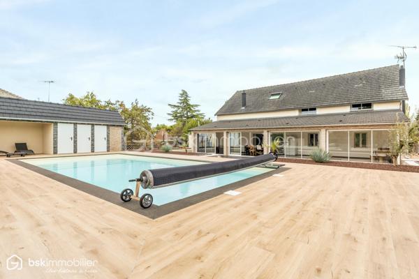 SAINT-FLORENTIN – INDRE
Rare sur le secteur ! Découvrez cette élégante propriété d'environ 287 m² habitables, entièrement rénovée depuis 2021, offrant des volumes généreux et des prestations particulièrement qualitatives.

Son vaste espace de vie séduit par ses poutres apparentes, ses beaux volumes et sa luminosité, prolongé par une cuisine aménagée et équipée avec plan de travail en pierre noire.
La maison dispose de 5 chambres dont une suite, ainsi que plusieurs pièces d'eau.
Véritable atout, une véranda chauffée d'environ 60 m² prolonge les espaces de vie vers les extérieurs.
Un confort exceptionnel
Grâce à une pompe à chaleur parfaitement dimensionnée, associée au plancher chauffant, à l'isolation intérieure et aux menuiseries aluminium double vitrage, la propriété bénéficie d'un DPE A/A, performance remarquable pour une maison de cette superficie.
Un extérieur pensé pour recevoir
Sur 2 522 m² de terrain, profitez d'une superbe piscine 11 x 5 m, de vastes terrasses et d'un pool-house avec cuisine d'été, douche et WC.
Un grand garage avec grenier, portail motorisé avec visiophone et cuve enterrée de récupération des eaux pluviales de 5 000 litres complètent l'ensemble.
Une propriété rare, parfaitement adaptée à une vie familiale, à la recherche d'espace, de confort et de prestations sans travaux à prévoir.