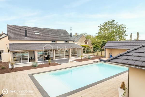 SAINT-FLORENTIN – INDRE
Rare sur le secteur ! Découvrez cette élégante propriété d'environ 287 m² habitables, entièrement rénovée depuis 2021, offrant des volumes généreux et des prestations particulièrement qualitatives.

Son vaste espace de vie séduit par ses poutres apparentes, ses beaux volumes et sa luminosité, prolongé par une cuisine aménagée et équipée avec plan de travail en pierre noire.
La maison dispose de 5 chambres dont une suite, ainsi que plusieurs pièces d'eau.
Véritable atout, une véranda chauffée d'environ 60 m² prolonge les espaces de vie vers les extérieurs.
Un confort exceptionnel
Grâce à une pompe à chaleur parfaitement dimensionnée, associée au plancher chauffant, à l'isolation intérieure et aux menuiseries aluminium double vitrage, la propriété bénéficie d'un DPE A/A, performance remarquable pour une maison de cette superficie.
Un extérieur pensé pour recevoir
Sur 2 522 m² de terrain, profitez d'une superbe piscine 11 x 5 m, de vastes terrasses et d'un pool-house avec cuisine d'été, douche et WC.
Un grand garage avec grenier, portail motorisé avec visiophone et cuve enterrée de récupération des eaux pluviales de 5 000 litres complètent l'ensemble.
Une propriété rare, parfaitement adaptée à une vie familiale, à la recherche d'espace, de confort et de prestations sans travaux à prévoir.