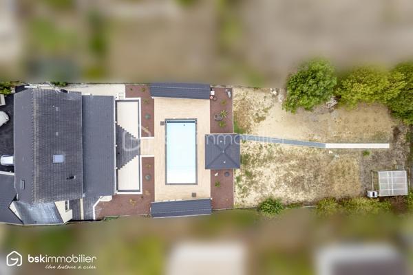 SAINT-FLORENTIN – INDRE
Rare sur le secteur ! Découvrez cette élégante propriété d'environ 287 m² habitables, entièrement rénovée depuis 2021, offrant des volumes généreux et des prestations particulièrement qualitatives.

Son vaste espace de vie séduit par ses poutres apparentes, ses beaux volumes et sa luminosité, prolongé par une cuisine aménagée et équipée avec plan de travail en pierre noire.
La maison dispose de 5 chambres dont une suite, ainsi que plusieurs pièces d'eau.
Véritable atout, une véranda chauffée d'environ 60 m² prolonge les espaces de vie vers les extérieurs.
Un confort exceptionnel
Grâce à une pompe à chaleur parfaitement dimensionnée, associée au plancher chauffant, à l'isolation intérieure et aux menuiseries aluminium double vitrage, la propriété bénéficie d'un DPE A/A, performance remarquable pour une maison de cette superficie.
Un extérieur pensé pour recevoir
Sur 2 522 m² de terrain, profitez d'une superbe piscine 11 x 5 m, de vastes terrasses et d'un pool-house avec cuisine d'été, douche et WC.
Un grand garage avec grenier, portail motorisé avec visiophone et cuve enterrée de récupération des eaux pluviales de 5 000 litres complètent l'ensemble.
Une propriété rare, parfaitement adaptée à une vie familiale, à la recherche d'espace, de confort et de prestations sans travaux à prévoir.