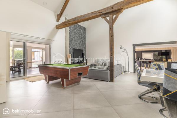 SAINT-FLORENTIN – INDRE
Rare sur le secteur ! Découvrez cette élégante propriété d'environ 287 m² habitables, entièrement rénovée depuis 2021, offrant des volumes généreux et des prestations particulièrement qualitatives.

Son vaste espace de vie séduit par ses poutres apparentes, ses beaux volumes et sa luminosité, prolongé par une cuisine aménagée et équipée avec plan de travail en pierre noire.
La maison dispose de 5 chambres dont une suite, ainsi que plusieurs pièces d'eau.
Véritable atout, une véranda chauffée d'environ 60 m² prolonge les espaces de vie vers les extérieurs.
Un confort exceptionnel
Grâce à une pompe à chaleur parfaitement dimensionnée, associée au plancher chauffant, à l'isolation intérieure et aux menuiseries aluminium double vitrage, la propriété bénéficie d'un DPE A/A, performance remarquable pour une maison de cette superficie.
Un extérieur pensé pour recevoir
Sur 2 522 m² de terrain, profitez d'une superbe piscine 11 x 5 m, de vastes terrasses et d'un pool-house avec cuisine d'été, douche et WC.
Un grand garage avec grenier, portail motorisé avec visiophone et cuve enterrée de récupération des eaux pluviales de 5 000 litres complètent l'ensemble.
Une propriété rare, parfaitement adaptée à une vie familiale, à la recherche d'espace, de confort et de prestations sans travaux à prévoir.